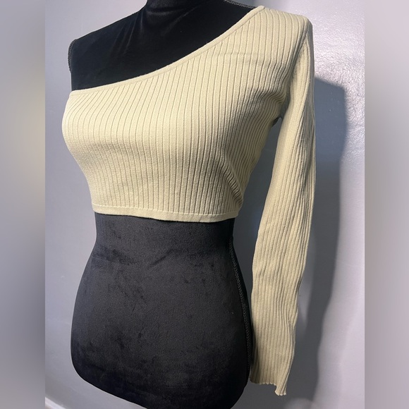 🌻Forever 21- Size small. Crop top. Open to offers!🌻 - Picture 2 of 4